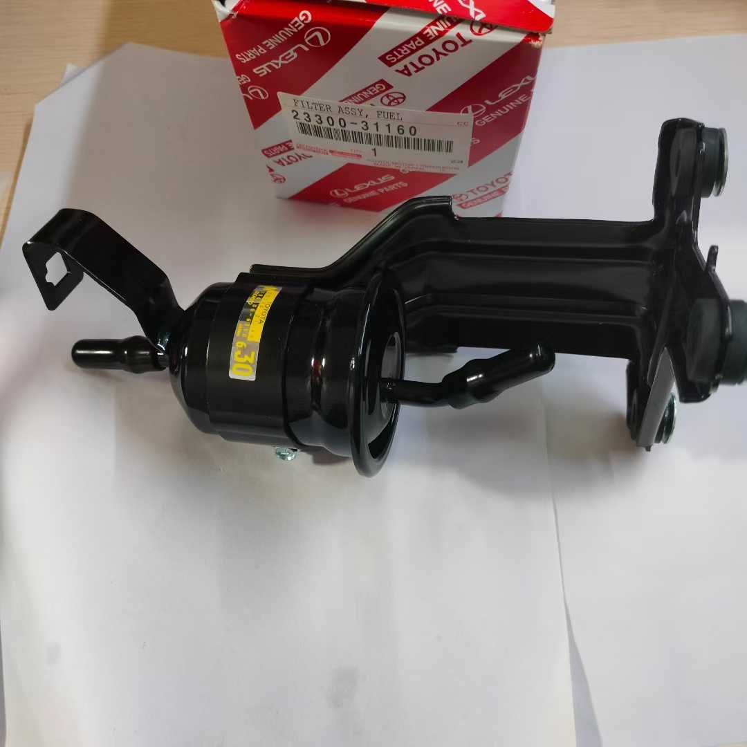Préservez les performances et la longévité de votre moteur grâce à ce filtre à carburant d’origine Toyota – référence 23300-31160. Élément essentiel du système d’alimentation, ce filtre assure une filtration efficace des impuretés, particules et contaminants présents dans le carburant, protégeant ainsi les injecteurs, la pompe à carburant et l’ensemble du système d’injection. Conçu selon les standards constructeur Toyota et fabriqué avec des matériaux de haute qualité, ce filtre garantit un débit de carburant optimal, une combustion propre et un fonctionnement moteur régulier. Testé avant expédition, il constitue une solution fiable et durable pour remplacer un filtre encrassé, réduire les risques de panne et maintenir les performances d’origine du véhicule. Idéal pour l’entretien préventif comme pour une réparation professionnelle