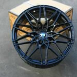 Apportez un style sportif premium et des performances de conduite optimales à votre BMW M2, M3 ou M4 (G87, G80, G81, G82, G83) grâce à ces jantes d’origine BMW Styling 826M en finition noir brillant. Conçues selon les standards stricts du constructeur, elles garantissent un équilibrage parfait, une résistance élevée et une compatibilité totale sans modification. Leur design M emblématique associe élégance, agressivité et légèreté, améliorant à la fois l’esthétique du véhicule et la dynamique de conduite. Idéales pour remplacer des jantes endommagées ou pour sublimer votre BMW, ces jantes offrent la qualité OEM et la fiabilité d’origine constructeur.