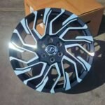 Compatibilité : Toyota Land Cruiser LC300 / Lexus LX600 Construction robuste adaptée aux SUV haut de gamme Excellente stabilité et amélioration de la tenue de route Finition premium pour un style élégant et moderne Montage direct sans modification Durabilité élevée même en utilisation intensive