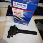 La bobine d’allumage Suzuki 33410-77E20 / 33410-77E21 est un composant essentiel du système d’allumage des véhicules Suzuki Baleno et Suzuki Grand Vitara I. Elle a pour rôle de transformer la basse tension de la batterie en haute tension, nécessaire pour produire l’étincelle au niveau des bougies et assurer une combustion efficace du mélange air/carburant. Une bobine d’allumage défectueuse peut entraîner des ratés moteur, des pertes de puissance, une surconsommation de carburant, des démarrages difficiles ou l’allumage du voyant moteur. Le remplacement par une bobine conforme aux références constructeur 3341077E20 ou 3341077E21 permet de restaurer les performances d’origine du moteur. Cette bobine est conçue pour offrir une excellente stabilité électrique, une résistance élevée à la chaleur et aux vibrations, et une durée de vie prolongée. Elle correspond parfaitement aux spécifications OEM Suzuki, garantissant une compatibilité totale et un montage direct, sans adaptation.