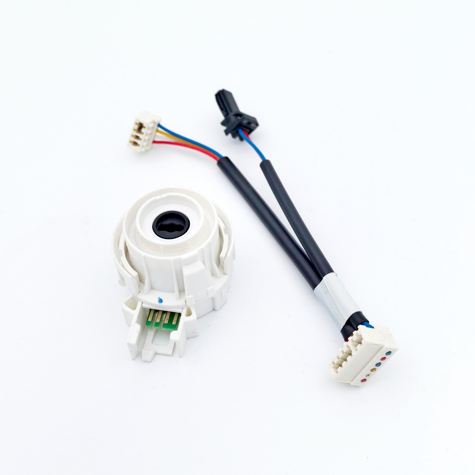 Améliorez la fiabilité du système de démarrage de votre véhicule avec ce commutateur d’allumage référence 5K0 905 865, spécialement conçu pour les véhicules du groupe VAG : Volkswagen, Audi, SEAT, Škoda, Porsche et CUPRA. Ce composant essentiel assure la transmission correcte du signal électrique entre la clé de contact et le système de démarrage, garantissant un allumage fluide et sans interruption.