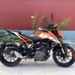La KTM Duke est une moto au design agressif qui incarne parfaitement l’esprit sportif de la marque KTM. Conçue pour offrir des performances dynamiques et une grande agilité, elle est idéale aussi bien pour les trajets urbains que pour les amateurs de conduite sportive. Grâce à son moteur puissant et réactif, la KTM Duke garantit des accélérations franches et une excellente reprise. Son châssis léger et son équilibre remarquable permettent une maniabilité exceptionnelle, offrant ainsi une conduite précise et sécurisée. Son look moderne et audacieux, caractérisé par des lignes anguleuses et un éclairage LED distinctif, attire immédiatement le regard. Le tableau de bord digital fournit toutes les informations essentielles pour une expérience de conduite confortable et intuitive. Reconnu pour sa robustesse et sa technologie avancée, ce modèle offre également une excellente stabilité sur route et un freinage performant, assurant un contrôle optimal dans toutes les conditions.