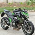 Kawasaki Z800 – Année 2015 La Kawasaki Z800 est une moto roadster emblématique qui allie puissance, design agressif et sensations de conduite exceptionnelles. Conçue pour les passionnés de motos sportives, elle offre un équilibre parfait entre performance, stabilité et confort de conduite. Avec son moteur quatre cylindres en ligne de 806 cm³, la Z800 délivre une puissance impressionnante et une accélération fluide, idéale aussi bien pour les trajets urbains que pour les longues routes. Son châssis robuste et ses suspensions performantes garantissent une excellente tenue de route et un contrôle optimal à haute vitesse. Caractéristiques principales * Marque : Kawasaki * Modèle : Z800 * Année : 2015 * Type : Roadster sportif * Moteur : 4 cylindres en ligne * Cylindrée : 806 cm³ * Transmission : Boîte de vitesses manuelle à 6 rapports * Refroidissement : Liquide * Freins : Double disque avant avec système de freinage haute performance * Suspensions : Suspension avant inversée pour une meilleure stabilité * Design : Style agressif et sportif avec finitions premium Points forts La Kawasaki Z800 se distingue par son moteur puissant et très réactif, offrant des sensations de conduite dynamiques et une excellente reprise. Son design musclé et moderne en fait une moto très appréciée des amateurs de roadsters sportifs. Grâce à son châssis rigide et à sa suspension de qualité, elle garantit une conduite précise et confortable, même lors de trajets prolongés. Les freins performants assurent également un niveau de sécurité élevé. État du véhicule Cette moto est en très bon état général, bien entretenue et prête à prendre la route. Elle constitue une excellente opportunité pour les passionnés souhaitant acquérir un roadster puissant et fiable. Pourquoi choisir la Kawasaki Z800 * Moteur puissant et fiable * Design sportif emblématique * Conduite stable et agréable * Moto idéale pour les amateurs de sensations fortes Pour plus d’informations, de photos supplémentaires ou pour connaître les conditions d’achat, veuillez nous contacter directement via notre site.