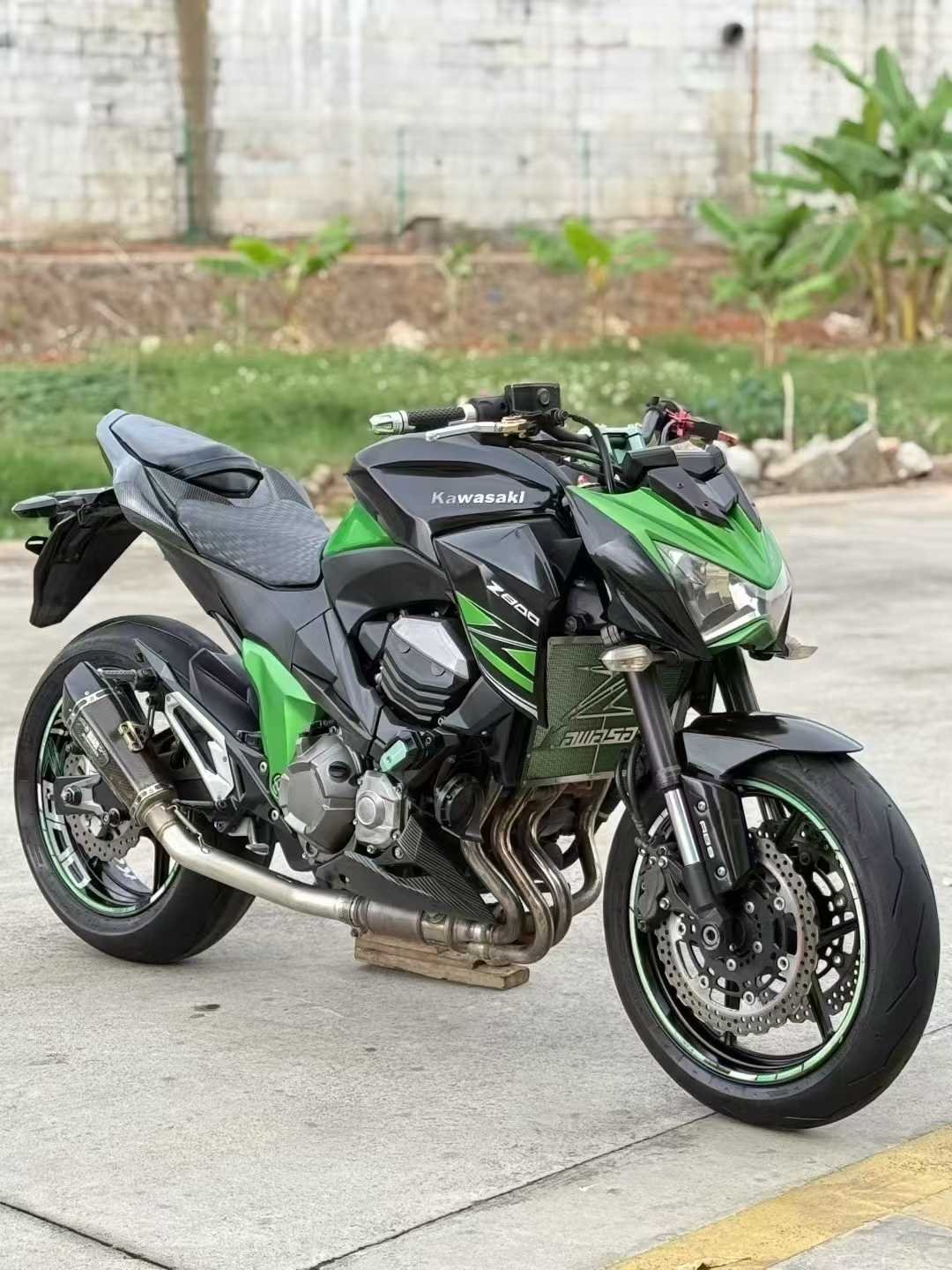 Kawasaki Z800 – Année 2015 La Kawasaki Z800 est une moto roadster emblématique qui allie puissance, design agressif et sensations de conduite exceptionnelles. Conçue pour les passionnés de motos sportives, elle offre un équilibre parfait entre performance, stabilité et confort de conduite. Avec son moteur quatre cylindres en ligne de 806 cm³, la Z800 délivre une puissance impressionnante et une accélération fluide, idéale aussi bien pour les trajets urbains que pour les longues routes. Son châssis robuste et ses suspensions performantes garantissent une excellente tenue de route et un contrôle optimal à haute vitesse. Caractéristiques principales * Marque : Kawasaki * Modèle : Z800 * Année : 2015 * Type : Roadster sportif * Moteur : 4 cylindres en ligne * Cylindrée : 806 cm³ * Transmission : Boîte de vitesses manuelle à 6 rapports * Refroidissement : Liquide * Freins : Double disque avant avec système de freinage haute performance * Suspensions : Suspension avant inversée pour une meilleure stabilité * Design : Style agressif et sportif avec finitions premium Points forts La Kawasaki Z800 se distingue par son moteur puissant et très réactif, offrant des sensations de conduite dynamiques et une excellente reprise. Son design musclé et moderne en fait une moto très appréciée des amateurs de roadsters sportifs. Grâce à son châssis rigide et à sa suspension de qualité, elle garantit une conduite précise et confortable, même lors de trajets prolongés. Les freins performants assurent également un niveau de sécurité élevé. État du véhicule Cette moto est en très bon état général, bien entretenue et prête à prendre la route. Elle constitue une excellente opportunité pour les passionnés souhaitant acquérir un roadster puissant et fiable. Pourquoi choisir la Kawasaki Z800 * Moteur puissant et fiable * Design sportif emblématique * Conduite stable et agréable * Moto idéale pour les amateurs de sensations fortes Pour plus d’informations, de photos supplémentaires ou pour connaître les conditions d’achat, veuillez nous contacter directement via notre site.