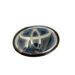 Donnez un look moderne et élégant à votre Toyota Corolla avec cet emblème de calandre avant bleu d’origine TOYOTA, référence constructeur 90975-02136. Conçu pour les modèles Corolla hybrides récents, il s’intègre parfaitement à la calandre et respecte toutes les spécifications d’usine. Pièce neuve, authentique, idéale pour remplacer un logo abîmé ou personnaliser la face avant de votre véhicule tout en conservant la qualité et la fiabilité d’origine TOYOTA