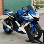 La Suzuki GSX-R600 K8 est une véritable référence dans l’univers des motos sportives. Conçue pour offrir des performances de haut niveau, elle est équipée d’un moteur 4 cylindres de 599 cm³, réputé pour sa puissance, sa montée en régime impressionnante et sa précision sur route comme sur circuit. Avec son châssis léger et parfaitement équilibré, cette sportive garantit une maniabilité exceptionnelle et une tenue de route irréprochable, même à haute vitesse. Son système de freinage performant assure un excellent contrôle, tandis que sa position de conduite typée racing offre des sensations uniques aux amateurs de vitesse. Côté design, la GSX-R600 K8 se distingue par ses lignes agressives et son carénage aérodynamique inspiré de la compétition, fidèle à l’ADN sportif de Suzuki. Fiable, performante et reconnue pour sa robustesse, la Suzuki GSX-R600 K8 est le choix idéal pour les passionnés de motos sportives recherchant puissance, précision et plaisir de conduite.
