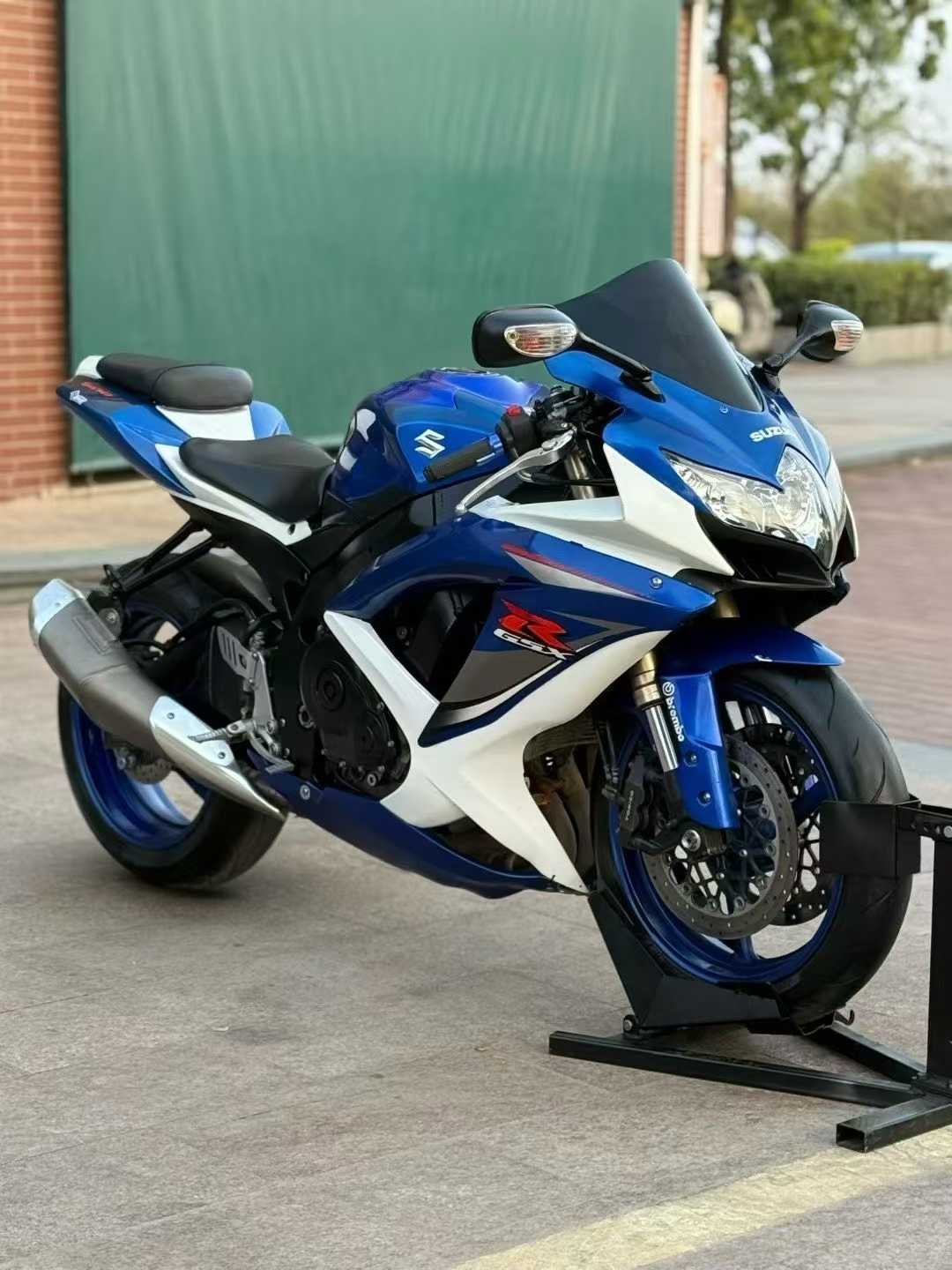 La Suzuki GSX-R600 K8 est une véritable référence dans l’univers des motos sportives. Conçue pour offrir des performances de haut niveau, elle est équipée d’un moteur 4 cylindres de 599 cm³, réputé pour sa puissance, sa montée en régime impressionnante et sa précision sur route comme sur circuit. Avec son châssis léger et parfaitement équilibré, cette sportive garantit une maniabilité exceptionnelle et une tenue de route irréprochable, même à haute vitesse. Son système de freinage performant assure un excellent contrôle, tandis que sa position de conduite typée racing offre des sensations uniques aux amateurs de vitesse. Côté design, la GSX-R600 K8 se distingue par ses lignes agressives et son carénage aérodynamique inspiré de la compétition, fidèle à l’ADN sportif de Suzuki. Fiable, performante et reconnue pour sa robustesse, la Suzuki GSX-R600 K8 est le choix idéal pour les passionnés de motos sportives recherchant puissance, précision et plaisir de conduite.