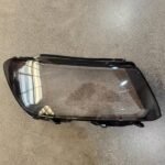 Redonnez une seconde vie à vos phares avec ce couvre phare compatible Volkswagen Tiguan 2017-2018, spécialement conçu pour remplacer un verre de phare cassé, terni ou jauni sans avoir à changer tout le bloc optique. Solution économique et efficace, ce couvre phare restaure la clarté d’origine de vos feux, améliore la visibilité de nuit et renforce la sécurité de conduite.