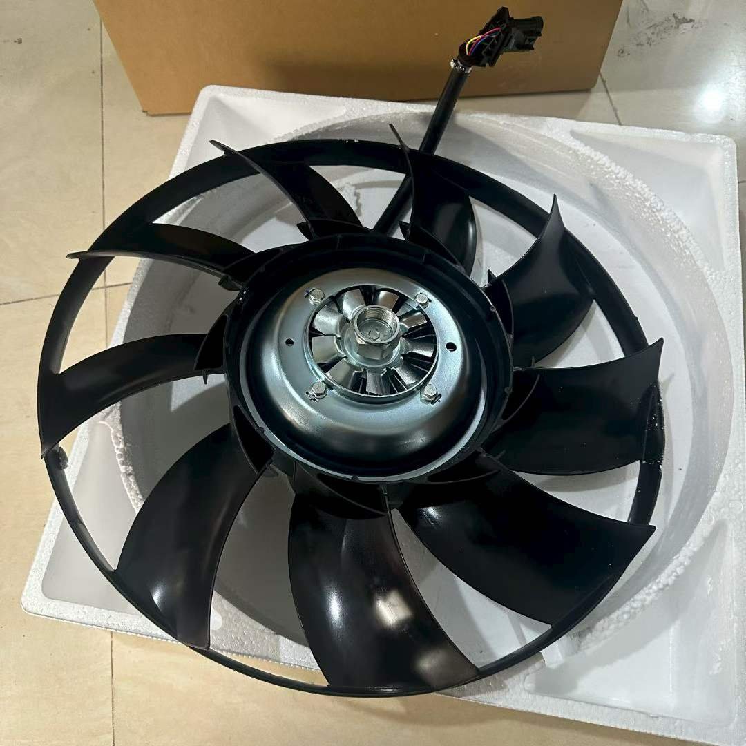 Optimisez le refroidissement de votre moteur avec ce ventilateur de refroidissement d’origine, référence LR012644, conçu pour les modèles Range Rover Sport et Land Rover LR4 équipés des motorisations 3.0L et 5.0L. Ce ventilateur joue un rôle essentiel dans la régulation de la température du moteur en assurant un flux d’air constant à travers le radiateur. Il permet de prévenir la surchauffe, d’améliorer les performances et de garantir une fiabilité optimale, même en conditions de conduite intensives.