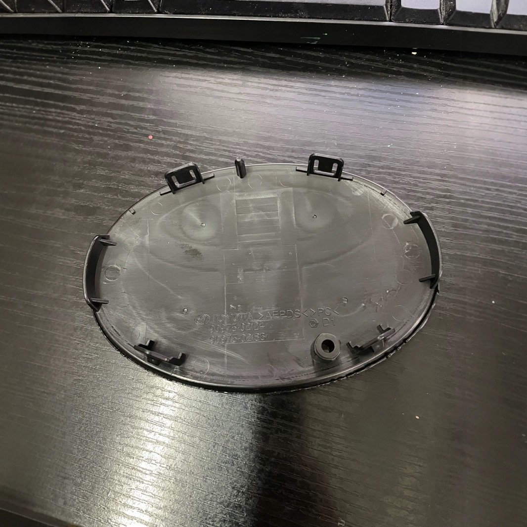 Emblème de calandre avant bleu COROLLA d'origine TOYOTA 90975-02136 – Image 2