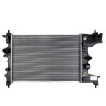 Assurez un refroidissement optimal de votre Chevrolet Cruze avec ce radiateur moteur neuf, référence 13267652. Conçu pour respecter les spécifications d’origine constructeur, il garantit une excellente dissipation de la chaleur et une meilleure longévité du moteur. Sa fabrication en aluminium offre un bon compromis entre légèreté, performance thermique et résistance à la corrosion