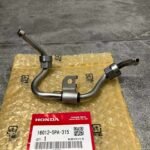 Le kit d'injecteurs de carburant haute pression, portant la référence d'origine 16012-5PA-315, est un organe vital pour le système d'injection directe des motorisations Honda récentes. Sa fonction principale est de délivrer la quantité exacte de carburant sous une pression optimale directement dans les cylindres. Les bénéfices pour votre véhicule sont multiples : une réponse immédiate à l'accélération, une nette réduction des émissions polluantes et une économie de carburant significative au quotidien. Conçu avec des alliages métalliques de qualité supérieure et des tolérances de fabrication chirurgicales, ce kit offre une résistance exceptionnelle à l'usure et à la corrosion thermique. Remplacer vos injecteurs par ce modèle, c'est l'assurance de retrouver les standards de performance, de silence et de fiabilité dictés par le constructeur.