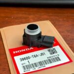 Le capteur de stationnement à ultrasons, portant la référence 39680-T6A-J01, est un organe technologique essentiel pour le système d'aide au stationnement de votre Honda. Installé directement sur le pare-chocs, il émet des ondes sonores pour calculer avec exactitude la distance séparant votre véhicule des obstacles environnants. Ses avantages sont immédiats : une réduction drastique des risques d'accrochage, un confort de conduite accru dans les espaces urbains étroits et des alertes sonores ou visuelles en temps réel. Sa conception haut de gamme intègre une étanchéité renforcée contre l'eau et la poussière, limitant l'usure prématurée des circuits internes. Remplacer un capteur endommagé ou défectueux par ce modèle d'origine vous assure une compatibilité parfaite et un calibrage immédiat avec le système d'alerte constructeur.