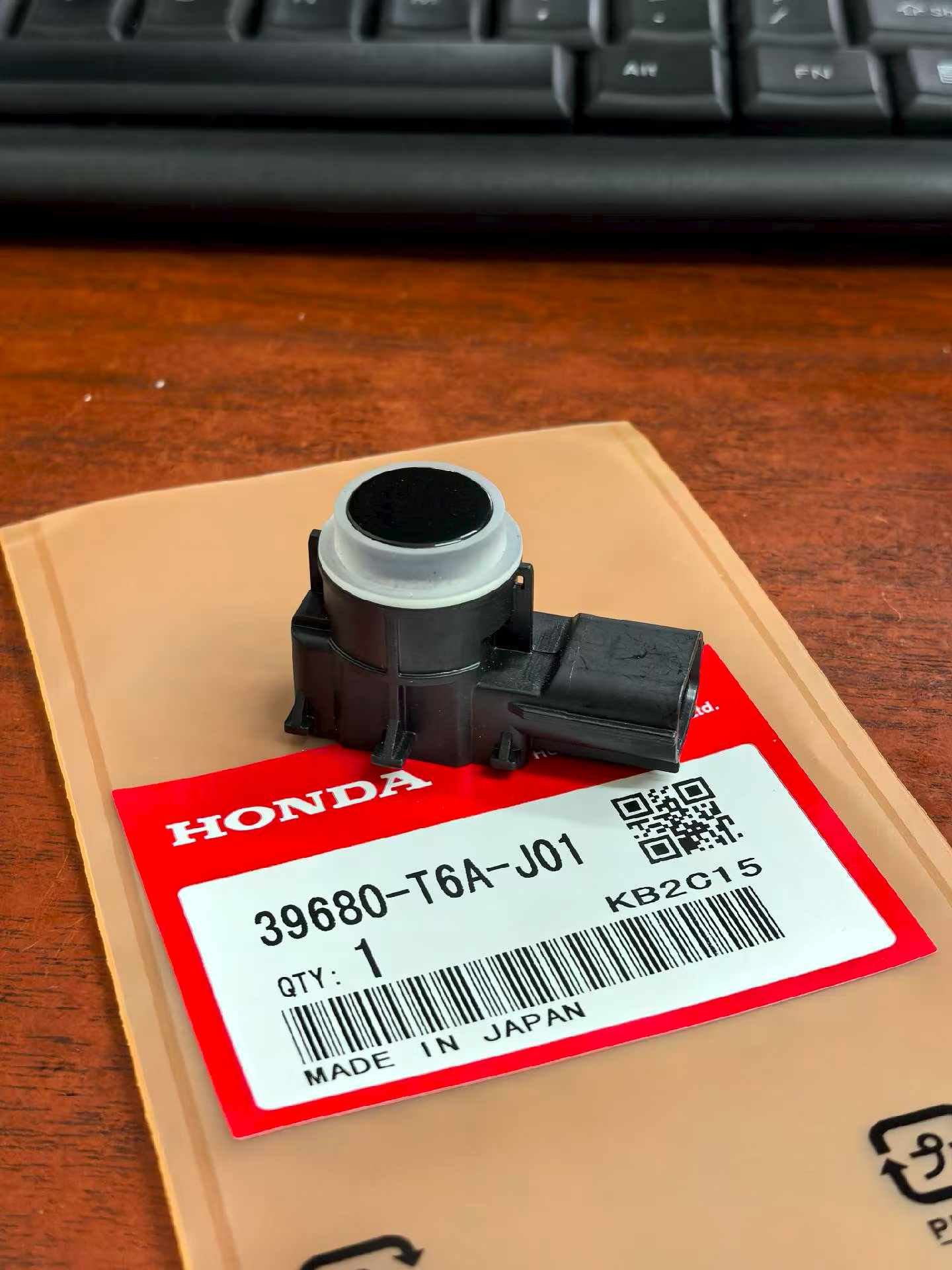 Le capteur de stationnement à ultrasons, portant la référence 39680-T6A-J01, est un organe technologique essentiel pour le système d'aide au stationnement de votre Honda. Installé directement sur le pare-chocs, il émet des ondes sonores pour calculer avec exactitude la distance séparant votre véhicule des obstacles environnants. Ses avantages sont immédiats : une réduction drastique des risques d'accrochage, un confort de conduite accru dans les espaces urbains étroits et des alertes sonores ou visuelles en temps réel. Sa conception haut de gamme intègre une étanchéité renforcée contre l'eau et la poussière, limitant l'usure prématurée des circuits internes. Remplacer un capteur endommagé ou défectueux par ce modèle d'origine vous assure une compatibilité parfaite et un calibrage immédiat avec le système d'alerte constructeur.